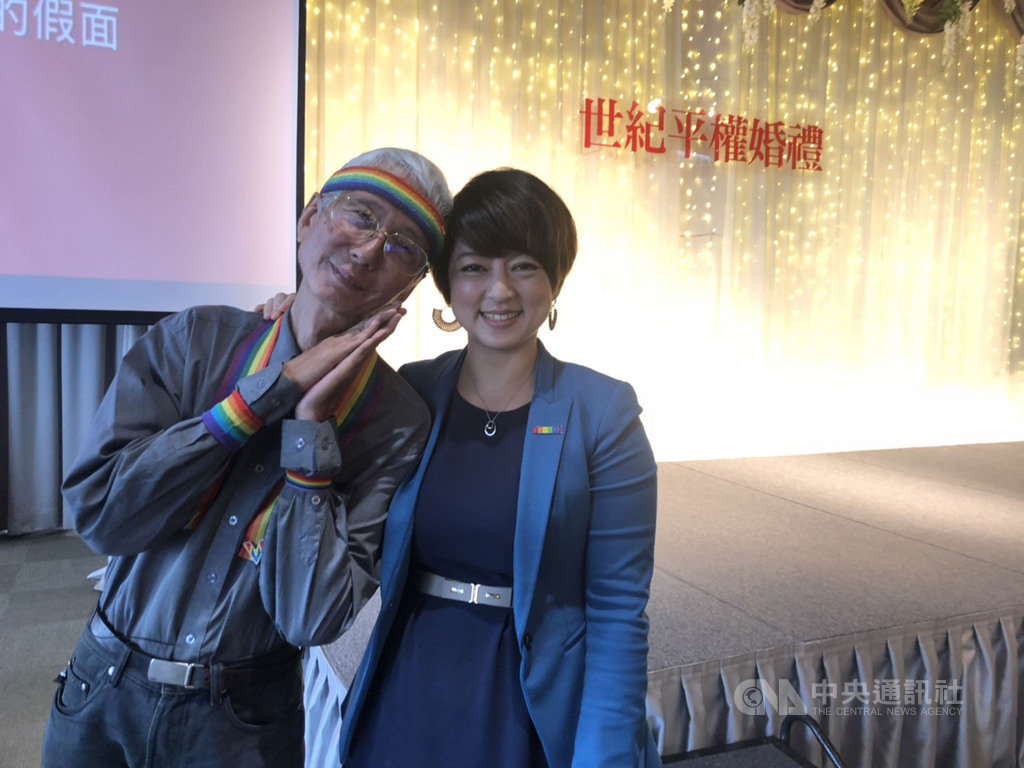 首場婚姻平權婚禮18日登場,同運先驅祁家威(左)說,33年前他向立院申請同婚,只得到一句「同性戀都是變態」,如今同婚合法,將繼續克服收養、跨國婚、性別教育難題。右為婚姻平權大平台總召呂欣潔。中央社記者張茗喧攝 108年5月18日
