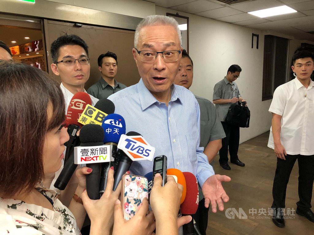 國民黨主席吳敦義18日針對是否處分挺同婚藍委表示,尊重考紀會跟黨團的決定。中央社記者王承中攝 108年5月18日