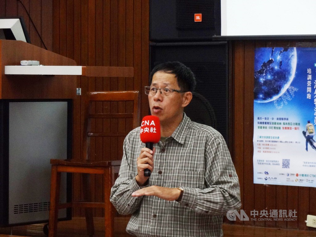 中央通訊社第2屆「我是海外特派員」南區培訓營18日在高雄登場,中央社董事長劉克襄鼓勵學員勇於冒險壯遊,站上國際。中央社記者陳朝福攝 108年5月18日