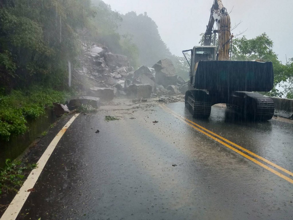 強降雨來襲,台21線新中橫公路131公里處18日發生上邊坡大石崩落,造成同富隧道路段交通阻斷。(公路總局提供)中央社記者蕭博陽南投縣傳真 108年5月18日