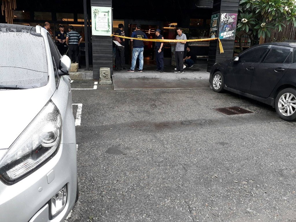 台中市沙鹿區中山路一家茶館18日上午發生槍擊案,一名歹徒到場開26槍後逃逸,警方全力追緝。(翻攝畫面)中央社記者蘇木春傳真 108年5月18日