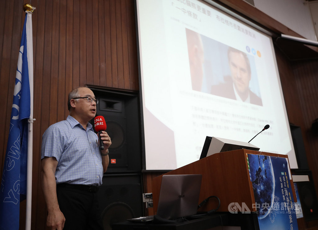 中央通訊社第2屆「我是海外特派員」南區培訓營18日在高雄登場,中央社總編輯陳正杰以「關鍵解碼:國際新聞與駐外採訪」為題,與學子分享國際新聞的重要性及駐外記者工作內容。中央社記者張新偉攝 108年5月18日
