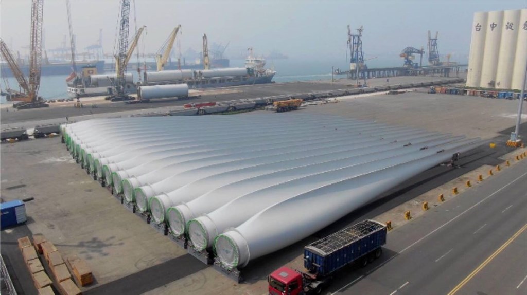 台灣首座離岸風場18日開工,總統蔡英文透過臉書發文表示,台灣發展離岸風電,有3項重要的意義,除帶動兆元投資外,還包括創造本土風電供應鏈、產學合作培養人才。(圖取自facebook.com/tsaiingwen)