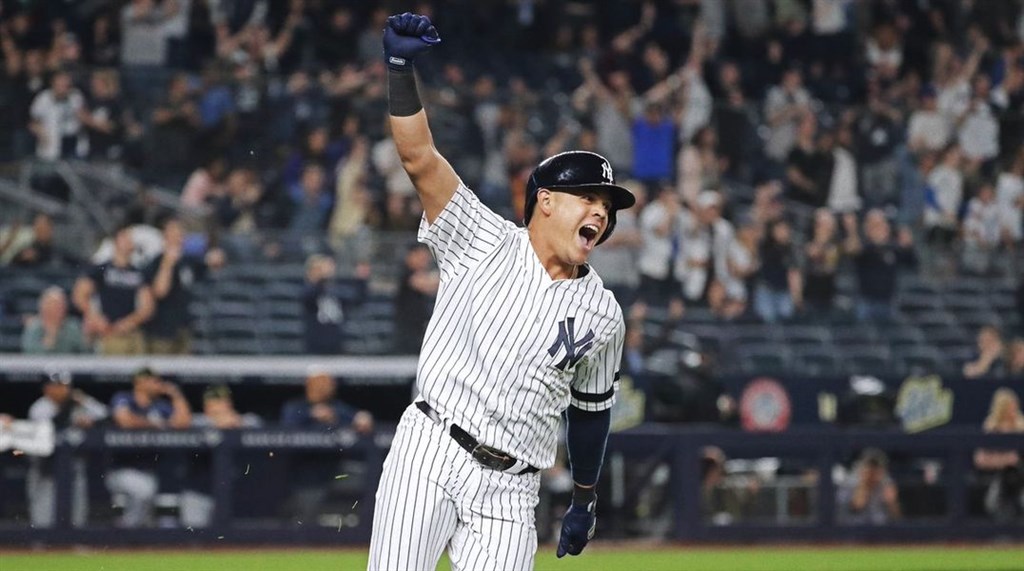 MLB紐約洋基17日主場迎戰坦帕灣光芒,洋基第9棒打者厄薛拉(前)在9局下兩人出局時,揮出再見安打,讓洋基4比3擊敗光芒。(圖取自twitter.com/yankees)