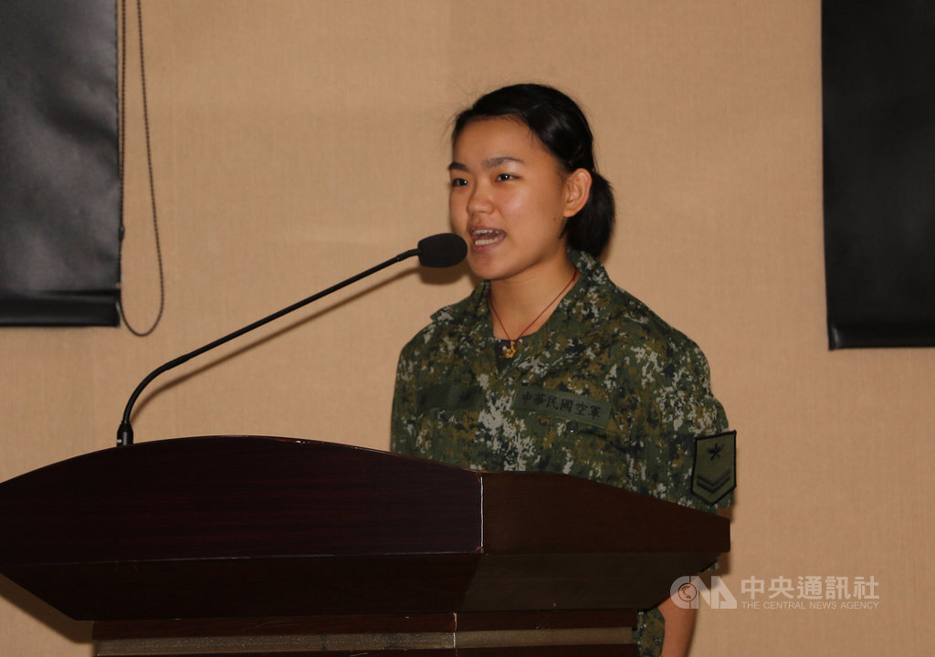 新北市府鼓勵弱勢學生從軍脫貧,空軍志願役周嬋18日出席國軍人才招募活動分享經驗,談起從軍心路歷程,強調當初的選擇是對的。(新北市社會局提供)中央社記者蔡家緯傳真 108年5月18日