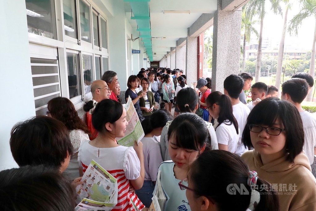 108年國中教育會考18日登場,全國共有21萬3691名考生報名。主辦單位建議考生留意試場規則,尤其手機不能隨身攜帶。中央社記者吳翊寧攝 108年5月18日