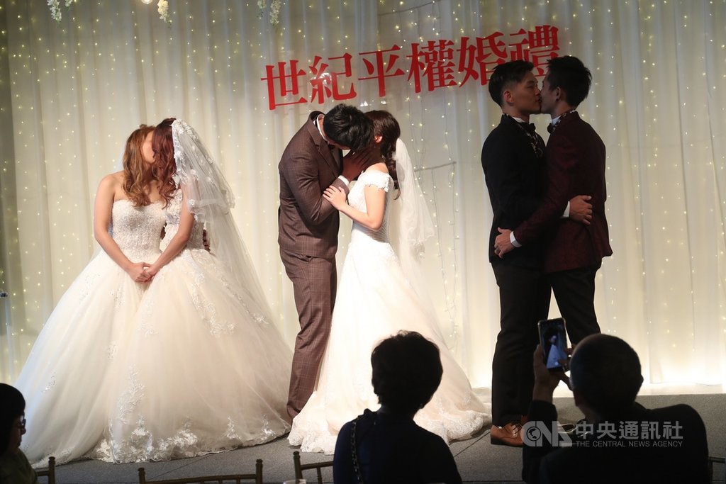 立法院17日三讀通過同婚專法,法令通過後的首場公開婚姻平權婚禮18日在台北登場,男同性戀、女同性戀、異性戀等3對伴侶在親友的祝福下互訂終生。中央社記者吳家昇攝 108年5月18日