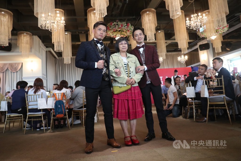 立法院17日三讀通過同婚專法,法令通過後的首場公開婚姻平權婚禮18日在台北登場,同性伴侶在家人陪同下步入婚禮會場,喜迎現場親友的祝福。中央社記者吳家昇攝 108年5月18日