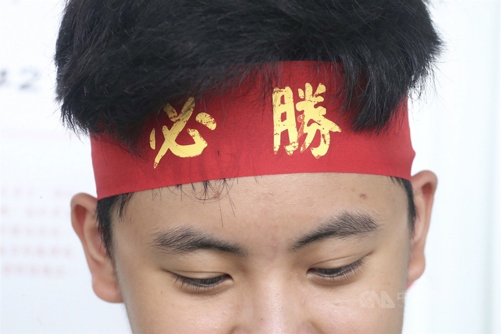 108年國中教育會考18日登場,考生在頭上綁上「必勝」字樣布條,希望能考取好成績。中央社記者吳翊寧攝 108年5月18日