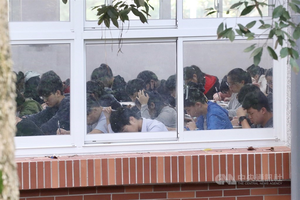 108年國中教育會考18日登場,全國共有21萬3691名考生報名。會考對多數考生來說,是人生第一次參與大型考試。中央社記者吳翊寧攝 108年5月18日