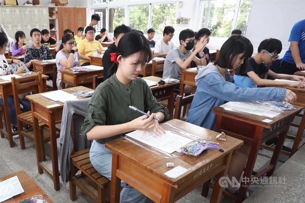 108年國中教育會考18日登場,全國共有21萬3691名考生報名,第一天考試科目為社會、數學、國文及寫作測驗。中央社記者吳翊寧攝 108年5月18日