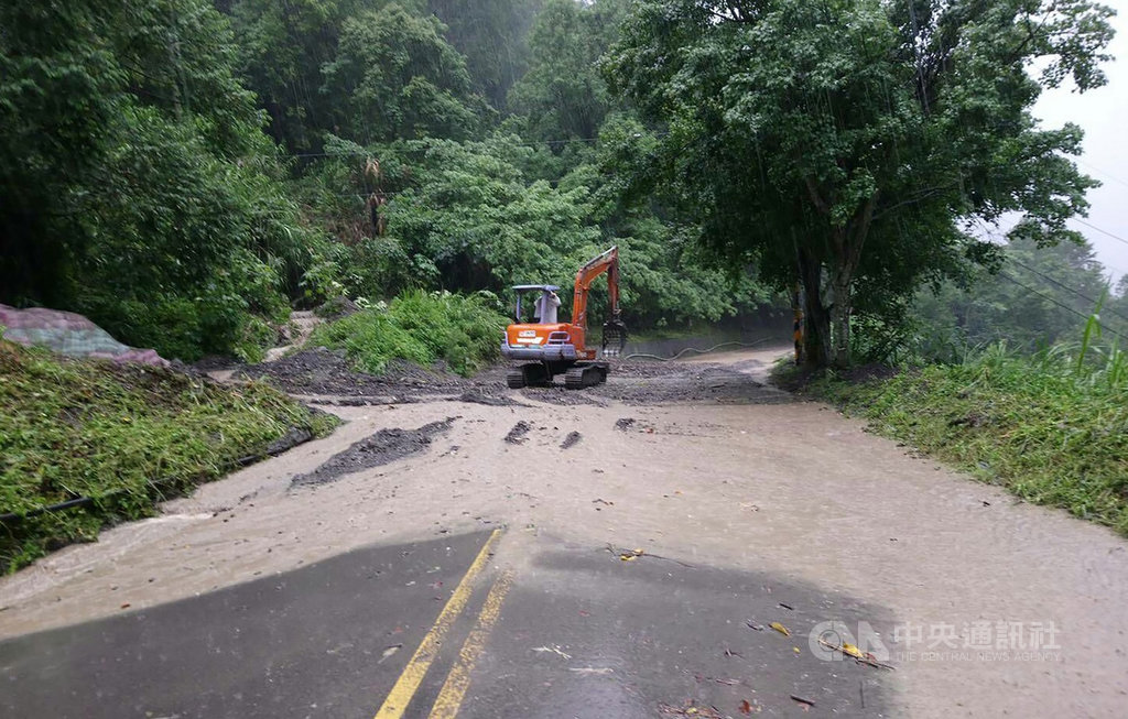 奧萬大國家森林遊樂區聯外道路因泥流中斷,林務局南投林區管理處18日宣布,奧萬大19日暫時休園,待山區雨停且全面安檢,確認安全無虞後再行開放。(南投林管處提供)中央社記者蕭博陽南投縣傳真 108年5月18日