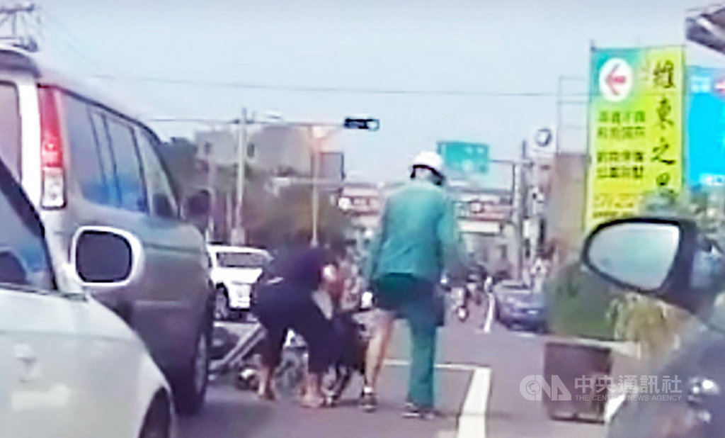 一名郵差日前行經新竹縣湖口鄉一處路口停等紅燈時,被旁邊貨車上一隻比特犬突然跳下攻擊受傷。新竹縣家畜疾病防治所循線找到比特犬飼主,依法開罰新台幣3萬元。(翻攝畫面)中央社記者郭宣彣傳真 108年5月18日