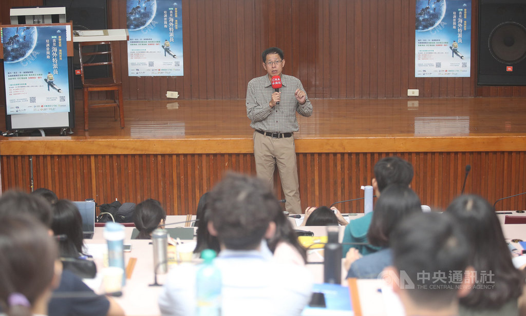 中央通訊社第2屆「我是海外特派員」南區培訓營18日在高雄登場,中央社董事長劉克襄(後中)致詞勉勵學子。中央社記者張新偉攝 108年5月18日