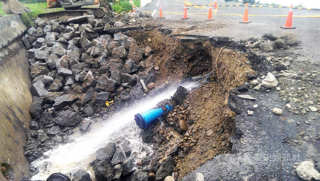 強降雨來襲,新竹縣新豐鄉竹5線坑子口橋路基17日晚間疑遭沖刷掏空,自來水管線也位移爆管,縣府相關單位18日已進駐搶修。(新竹縣政府提供)中央社記者郭宣彣傳真 108年5月18日