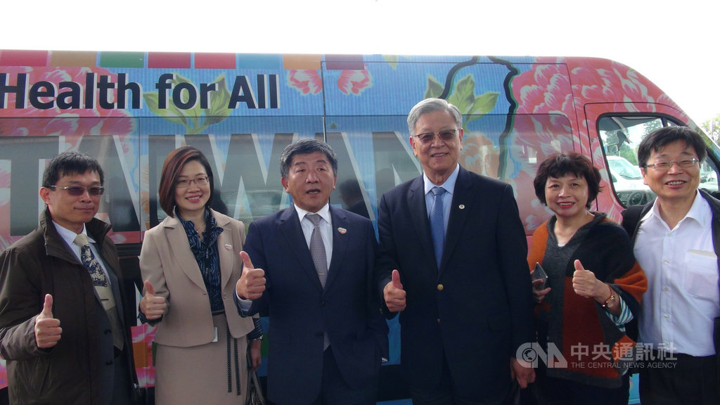 衛福部長陳時中(左3)18日抵達日內瓦,登上外館準備的TAIWAN CAN HELP專屬車輛,宣示「世衛行動團」正式啟動。中央社記者戴雅真日內瓦攝 108年5月18日