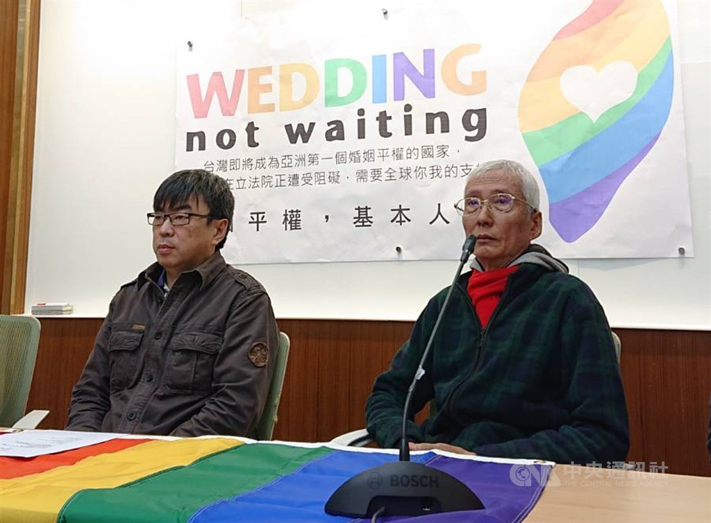 台灣同志運動發展協會、婚姻平權基本人權團隊1月時宣布啟動2019愛與平等計畫,由同運先驅祁家威(右)領銜,出席記者會的民進黨立委段宜康(左)當場宣布,將捐出年終獎金支持。(中央社檔案照片)