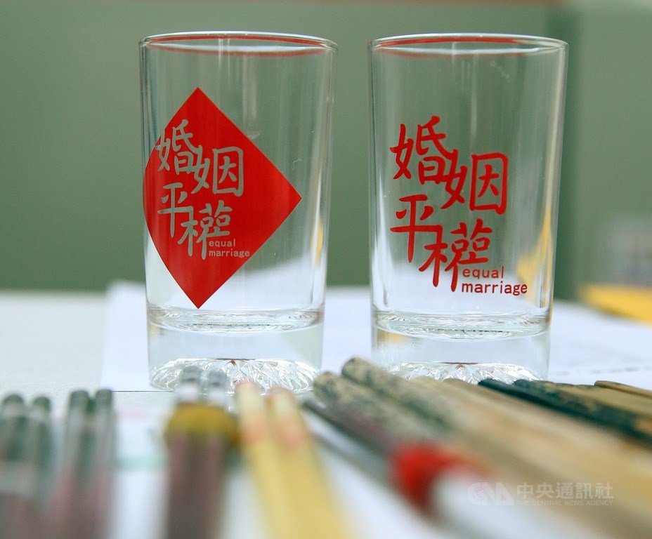 台灣婚姻平權運動歷經大法官釋憲與公投等階段,立法院17日正式三讀通過司法院釋字第748號解釋施行法,保障相同性別2人可向戶政機關辦理結婚登記,讓台灣成為亞洲第一個同性婚姻法制化國家,寫下歷史新頁。(資料照片)中央社記者郭日曉攝 108年5月17日