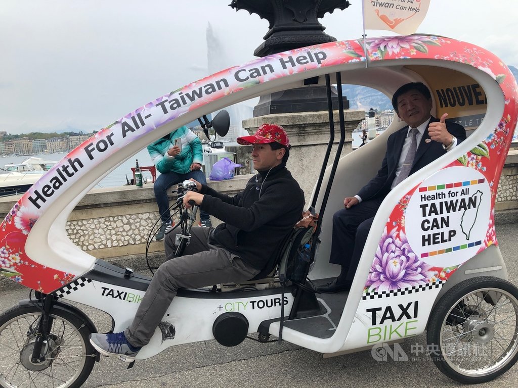 貼有台灣Health for All及TAIWAN CAN HELP標語的觀光三輪車18日下午在日內瓦湖畔亮相,衛福部長陳時中體驗搭乘。中央社記者戴雅真日內瓦攝 108年5月19日