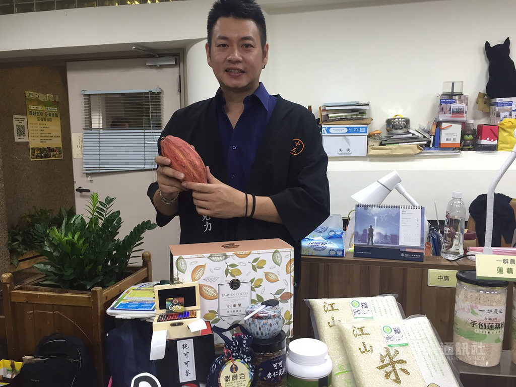 屏東青農蘇一明將父親的檳榔園翻新為可可果園,還創品牌設產銷班,他說,台灣巧克力保有可可脂、無添加物,散發花果香,再高檔的舶來品也比不上。中央社記者楊淑閔攝 108年5月19日
