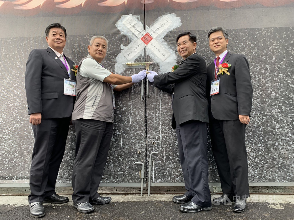 108年國中教育會考19日結束,下午由教育部長潘文忠(右2)等人拆除闈場封條。(教育部提供)中央社記者陳至中傳真 108年5月19日