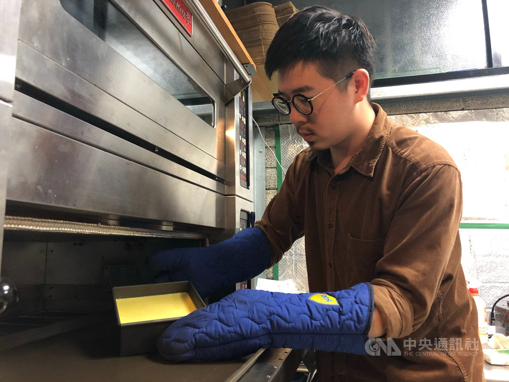 出生新竹縣的陳振良從小喜歡接觸各領域事物,出社會後做過美髮沙龍、工地上班、澳洲打工,嘗試靠蛋糕創業的他3年前決定回新竹,先在網路經營打知名度,後來轉為餐車擺攤,最後租店面開了「晨良甜點」,正式展開蛋糕店創業路。中央社記者魯鋼駿攝 108年5月19日