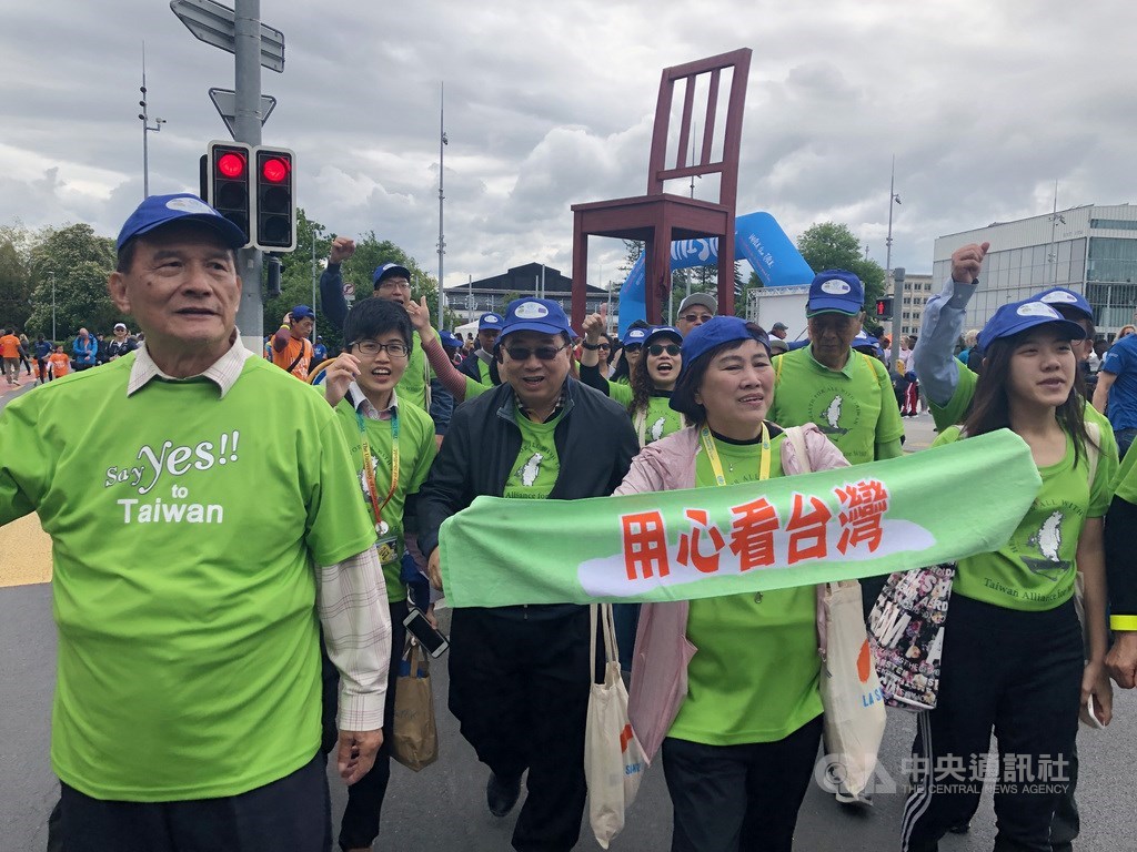 世界衛生組織19日在聯合國歐洲總部前廣場舉辦Walk the Talk健走活動,世衛宣達團經過著名的三腳椅廣場,表達台灣不應該被排除在世界衛生大會(WHA)外的訴求。中央社記者戴雅真日內瓦攝 108年5月19日
