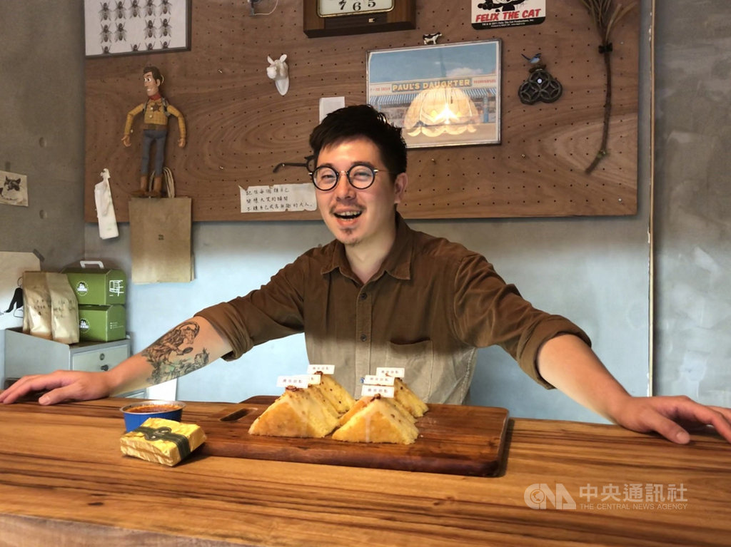 出生新竹縣的陳振良從小喜歡接觸各種領域事物,出社會後做過美髮沙龍、工地上班,也到澳洲打工,如今創業開起蛋糕店,他鼓勵年輕人多培養興趣,能成為未來出路的重要能量。中央社記者魯鋼駿攝 108年5月19日