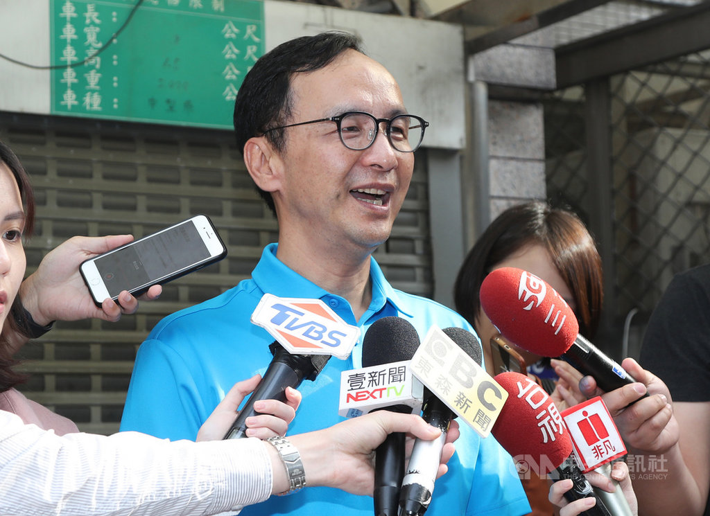 表態投入國民黨總統初選的前新北市長朱立倫19日出席核廢料議題工作坊,會後受訪表示,大部分的朋友都說他是最適合的人選,他也會努力變成最強的人選,而大家認為他的聲量還需要加油,這部分確實得更努力。中央社記者張皓安攝 108年5月19日