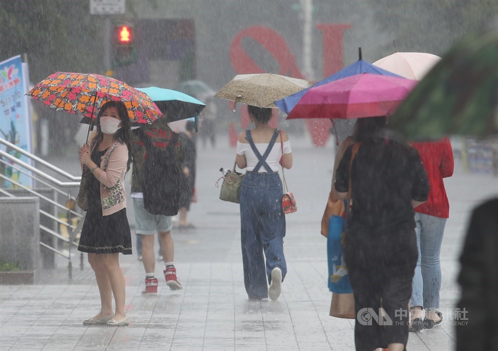 中央氣象局預報,20日有一波梅雨鋒面將影響台灣,易有短時強降雨,清晨起中部以北、東北部地區及南部山區有局部大雨。(中央社檔案照片)