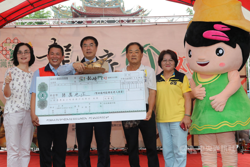 台南市政府19日在龍崎區文衡殿舉辦2019台南鳳梨好筍季第二波活動,市長黃偉哲(左3)協助義賣綠竹筍評鑑大賽冠軍筍,最後以新台幣6萬元賣出。中央社記者楊思瑞攝 108年5月19日