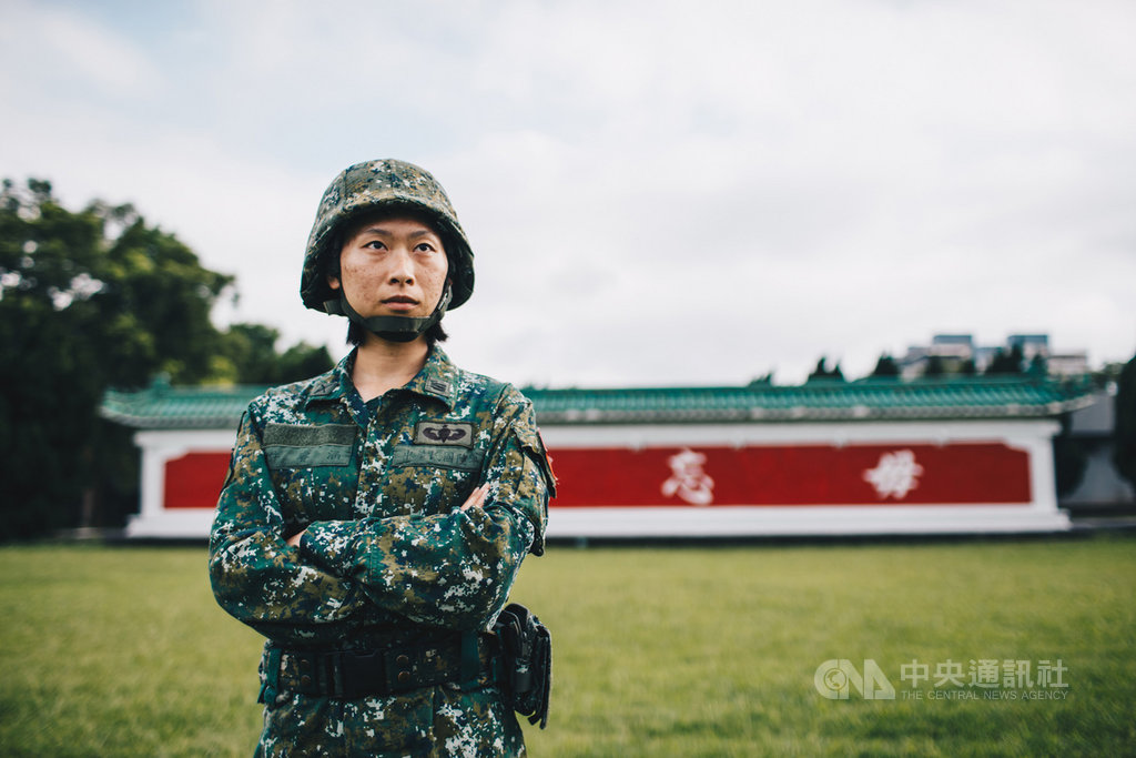 陸軍特戰指揮部特5營日前完成基地鑑測,其中特2連更在首名女連長許睿涵上尉帶領下,全體官兵「團進團出」完成各項考驗。(軍事新聞通訊社提供)中央社記者游凱翔傳真 108年5月19日