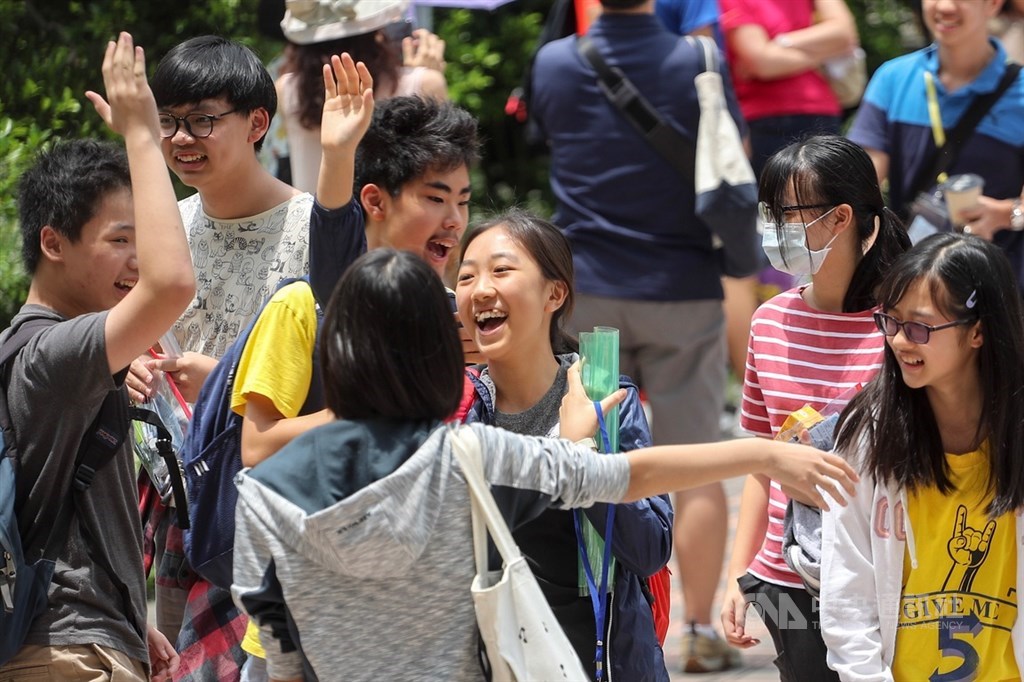 108年國中教育會考19日進入第二天,依序考自然、英語(閱讀)、英語(聽力),考生結束最後一科考試,與同學開心擊掌慶祝。中央社記者裴禛攝 108年5月19日