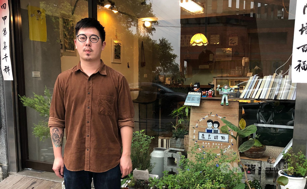喜歡嘗試各種領域事物的陳振良培養許多興趣,出社會後做過美髮沙龍、工地上班、澳洲打工,後來靠蛋糕創業開店,店內桌椅、吧台與櫃子都是他親手釘製而成。中央社記者魯鋼駿攝 108年5月19日