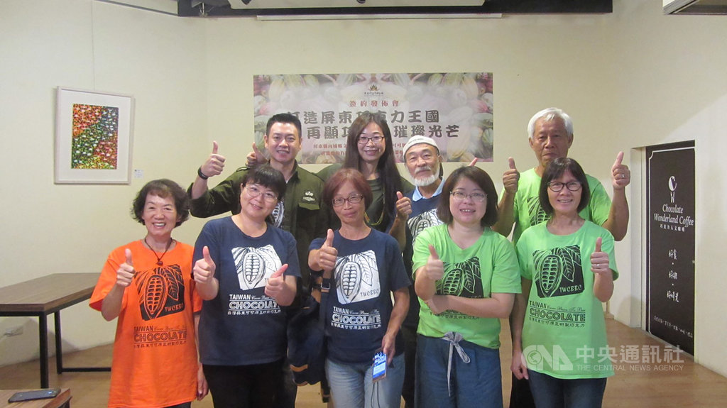 屏東青農蘇一明(後排左)返鄉將檳榔園改為可可果園,深耕8年,與當地10幾個可可品牌同行進行交流合作,還找50幾名果農成立「可可加工運銷合作社」,讓高品質原料供應穩定。(蘇一明提供)中央社記者楊淑閔傳真 108年5月19日