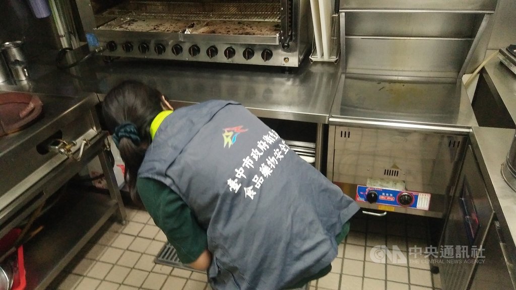 台中市食品藥物安全處陸續接獲各醫院通報疑似食物中毒案件,初步調查疑似食物中毒民眾126人曾食用西區青鳥屋便當,食安處已派員前往稽查,要求業者停止供餐並採樣送驗。(翻攝畫面)中央社記者趙麗妍傳真 108年5月20日