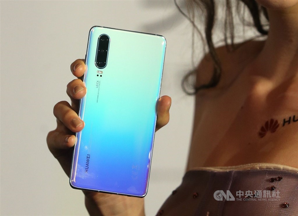 路透社引述知情人士的說法報導,Google已停止跟中國華為技術公司的部分合作業務。圖為華為日前在台灣推出新機P30。(中央社檔案照片)