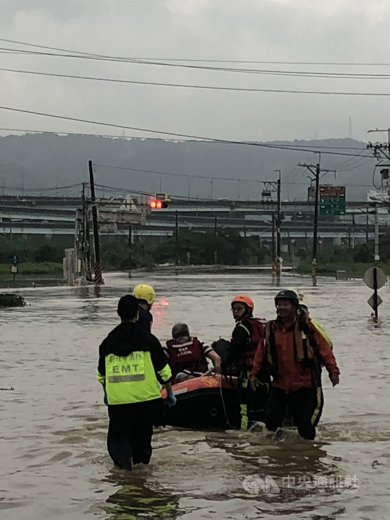 受到豪雨襲台的影響,新北市五股區疏洪一路高速公路橋下及一處宮廟前,20日有民眾因淹水受困,警消獲報派橡皮艇前往救援,共協助6人脫困。(新北市政府消防局提供)中央社記者魯鋼駿傳真 108年5月20日