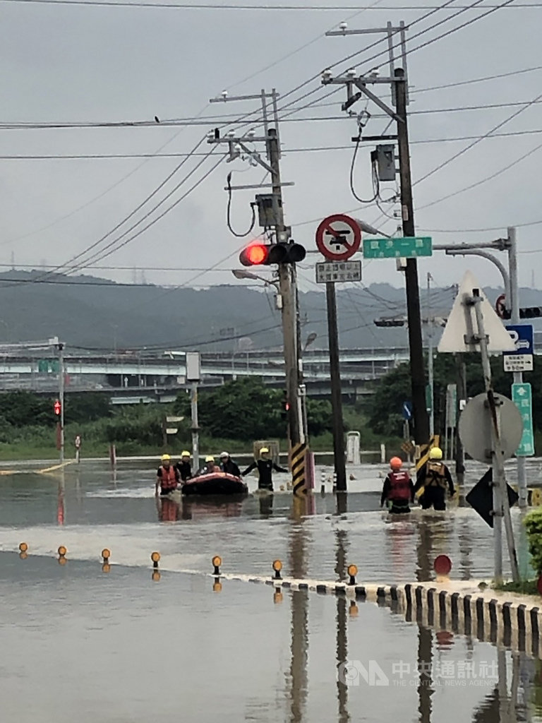 新北市政府消防局20日接獲通報,五股區疏洪一路高速公路橋下及一處宮廟前有民眾因淹水受困,水深及腰,警消立刻派橡皮艇前往救援,共協助6人脫困。(新北市政府消防局提供)中央社記者魯鋼駿傳真 108年5月20日