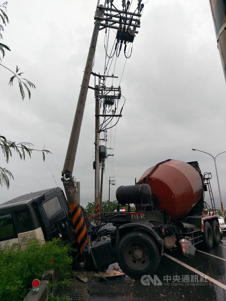 台南市20日下起大雷雨,南區一輛預拌混凝土車疑因天雨路滑,失控撞斷路旁電線桿。(翻攝相片)中央社記者張榮祥台南傳真 108年5月20日