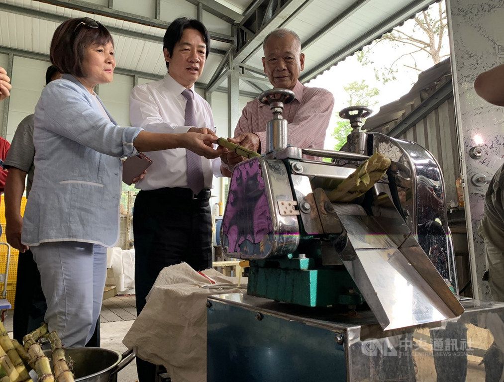 前行政院長賴清德(中)21日走訪新竹縣,參訪寶山鄉新城風糖休閒園區,肯定新城風糖公司的社會企業模式,並體驗現榨甘蔗汁。中央社記者郭宣彣攝 108年5月21日