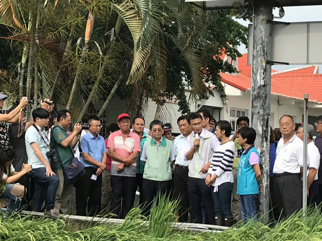 南台灣20日遭強陣雨襲擊,多處傳出農損災情,農委會主委陳吉仲(前右4)21日到高雄美濃勘災,允諾加速現金救助。(農糧署提供)中央社記者王淑芬傳真 108年5月21日