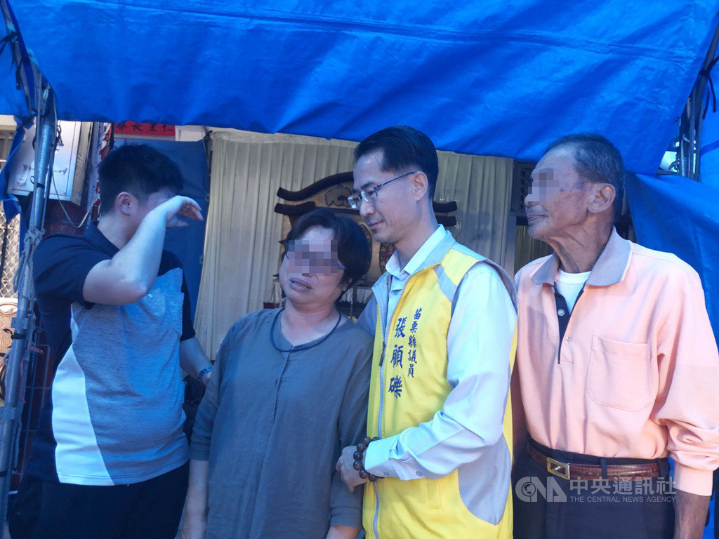 苗栗縣25歲周姓男子20日中午騎機車行經台中,遭雷雨打落的高壓電線電擊送醫搶救,21日凌晨宣告不治,家屬哀慟不已。中央社記者管瑞平攝 108年5月21日