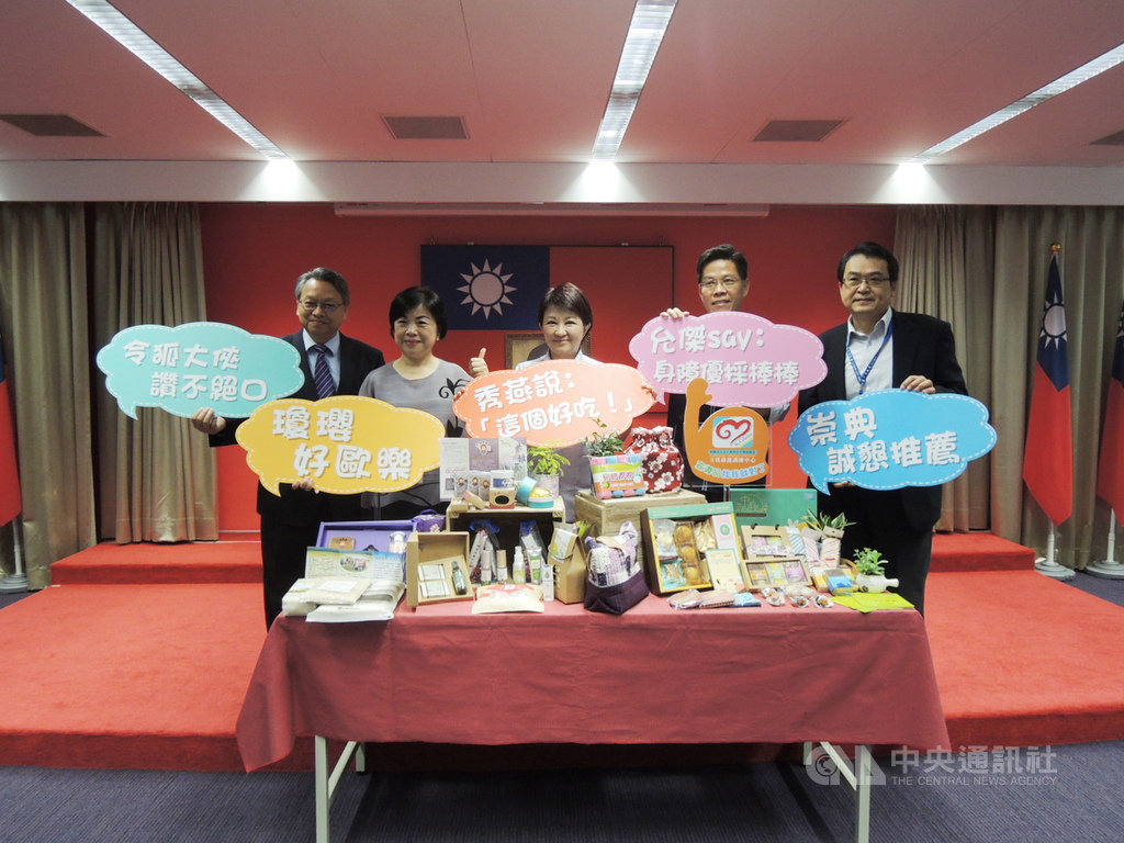 台中市政府21日邀請身障公益團體及社區發展協會舉辦端午節伴手禮行銷推廣活動,市長盧秀燕(中)呼籲大家以行動支持身心障礙朋友。中央社記者郝雪卿攝 108年5月21日