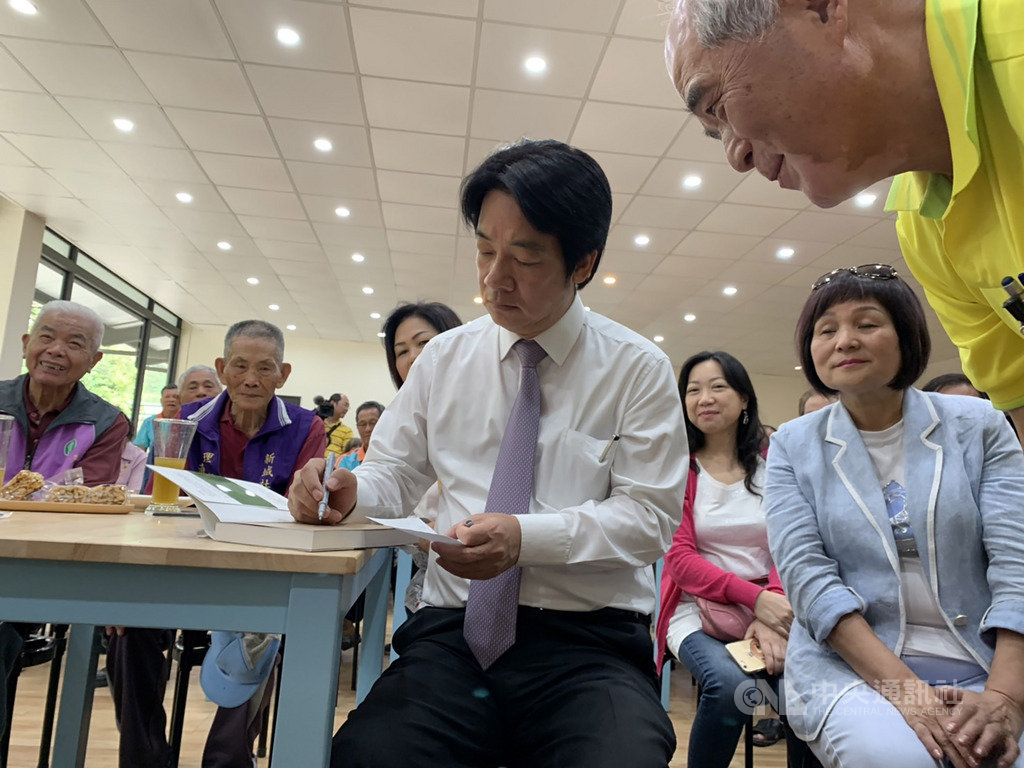 前行政院長賴清德(中)21日走訪新竹縣寶山鄉新城風糖休閒園區,受到民眾熱情歡迎,不少人請賴清德簽名留念。中央社記者郭宣彣攝 108年5月21日