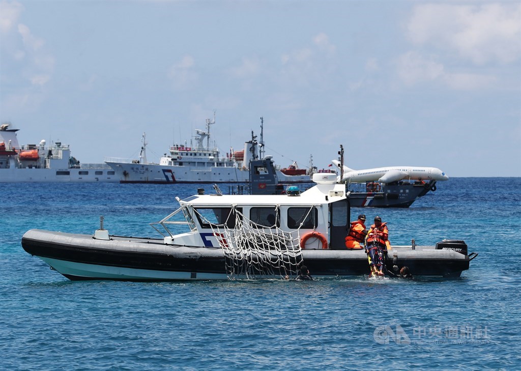 海洋委員會海巡署21日持續在南沙太平島海域舉行「南援四號」人道救援演練,模擬小型客機迫降太平島海域且與漁船發生擦撞意外,救難人員在海面以長背板固定落海受傷人員後,再行接駁上船。中央社記者張皓安攝 108年5月21日