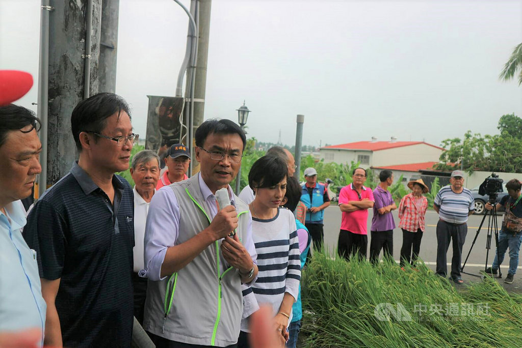 南台灣20日遭強陣雨襲擊,水稻倒伏情形嚴重,農委會主委陳吉仲(前左3)21日到高雄美濃了解災損情形,並表示將協助進行水稻災害現金救助。(農糧署提供)中央社記者王淑芬傳真 108年5月21日