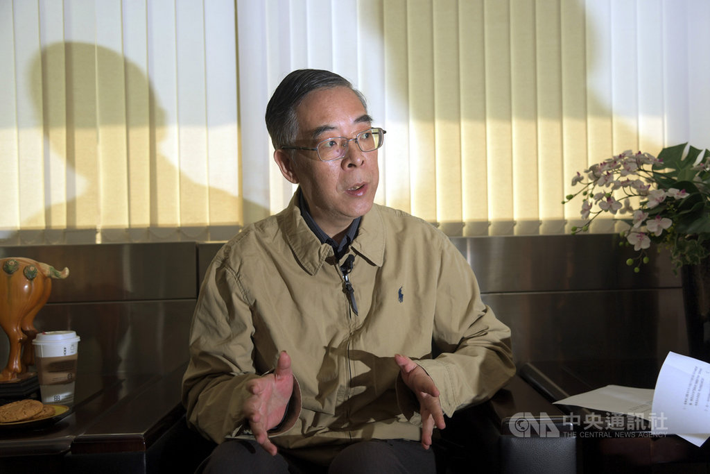 六四事件真相未明,原以為親歷者吳仁華會對這些未解疑團發下豪語,但他卻說,「敵人那麼強大,很多人都撤退了,我也想有自己的生活」;將近30年的六四研究路都是一人踽踽獨行,所接觸都是讓人悲傷、憤怒、痛苦的「特定資料」,失望遠比希望多。中央社記者孫仲達攝 108年5月21日