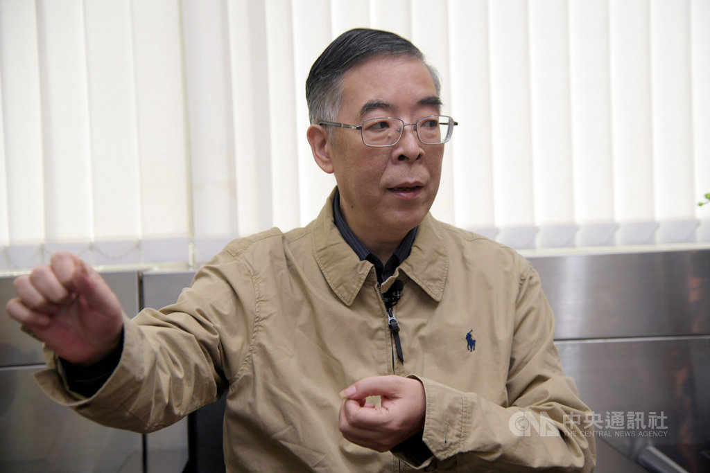 62歲的吳仁華,是北京大學中文系的古典文獻專業碩士。多年來,吳仁華利用自己的考據學、目錄學專業,從官方文件、網路資訊,甚至是退伍軍人聊天室裡搜集資料,獨立拼湊還原六四歷史。中央社記者孫仲達攝 108年5月21日
