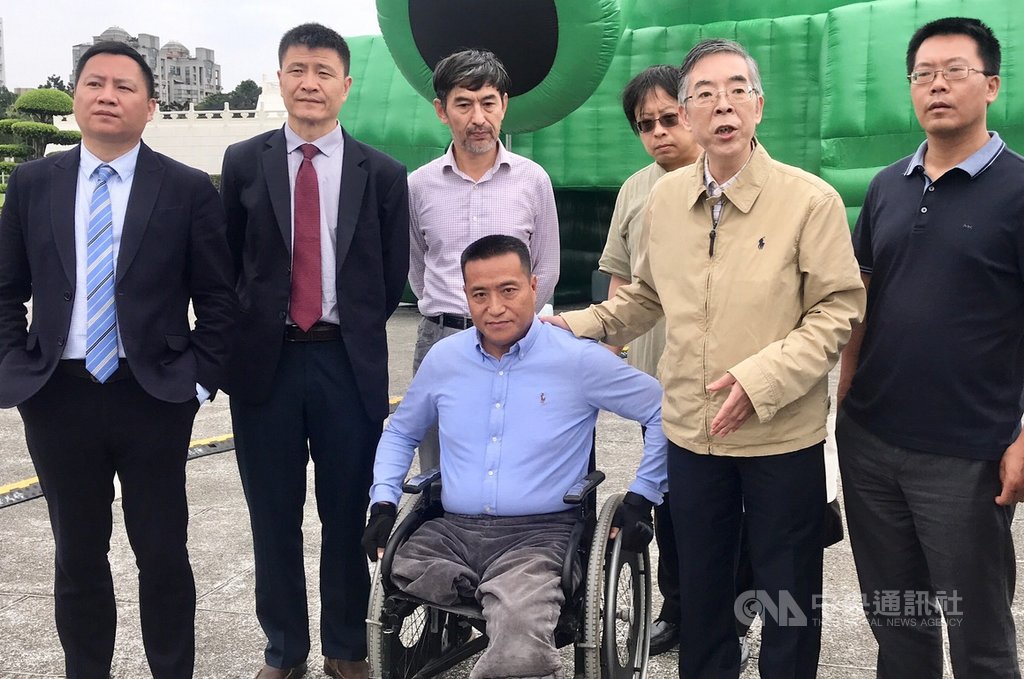 六四天安門事件30週年,中正紀念堂廣場特別舉行「坦克人」裝置藝術展,重現當年場景。六四學運領袖王丹(左)、在六四事件中被坦克碾斷雙腿的民運人士方政(前中)及六四參與者吳仁華(右2)等人21日齊聚,一同參觀展出,回憶當年點滴。中央社記者吳翊寧攝 108年5月21日